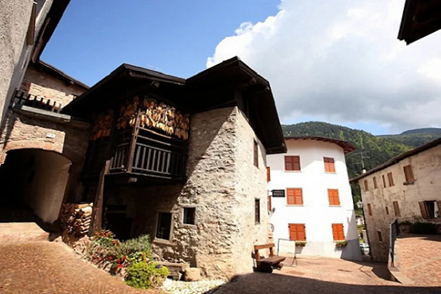 Pietra e legno nel centro di Molveno