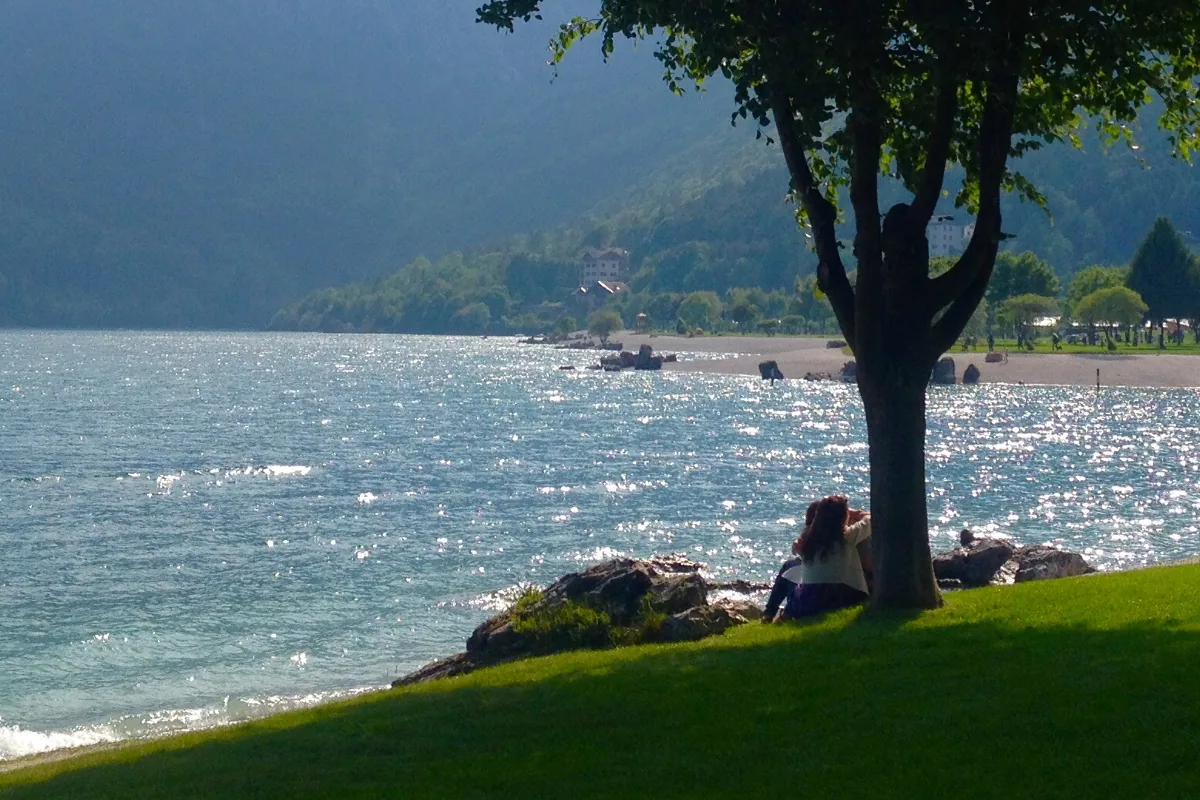 Le rive del lago di Molveno