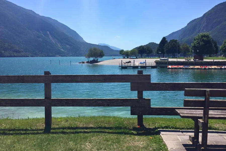 Il lago di Molveno e il paesaggio delle montagne